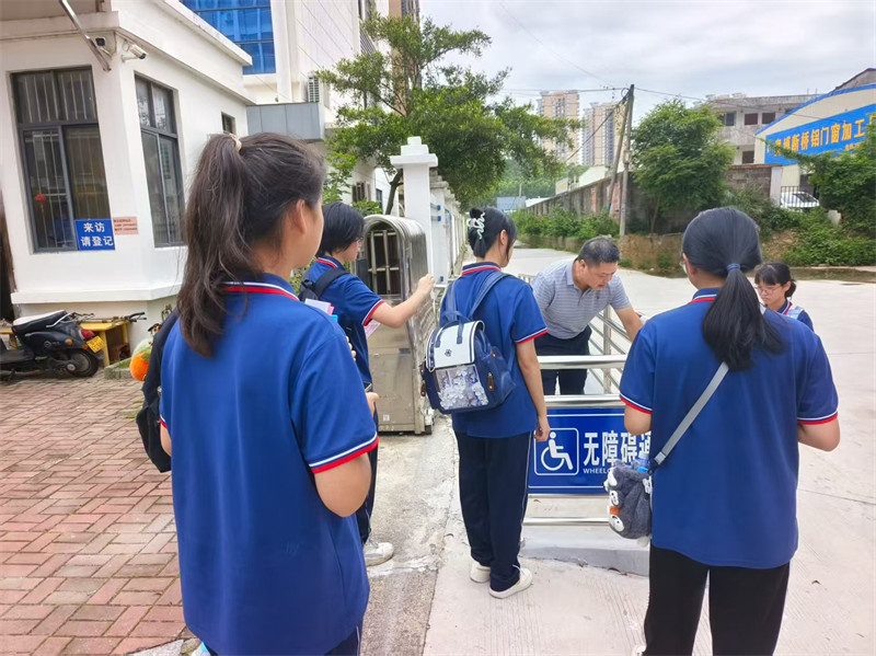 图为实地体验无障碍设施