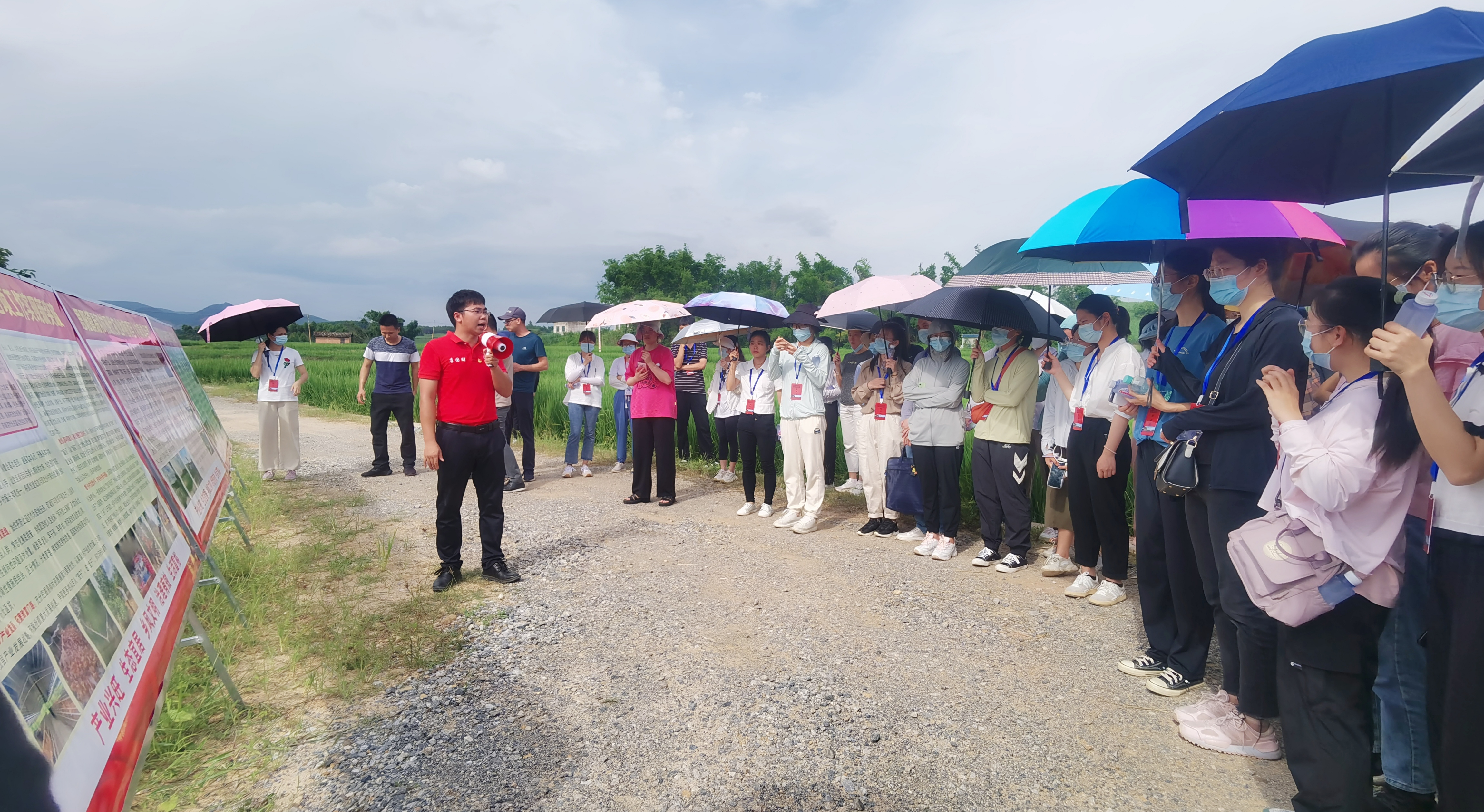 唐国财同志在易和村现代农业种植基地给市委党校培训班讲解易和村集体经济发展情况.jpg