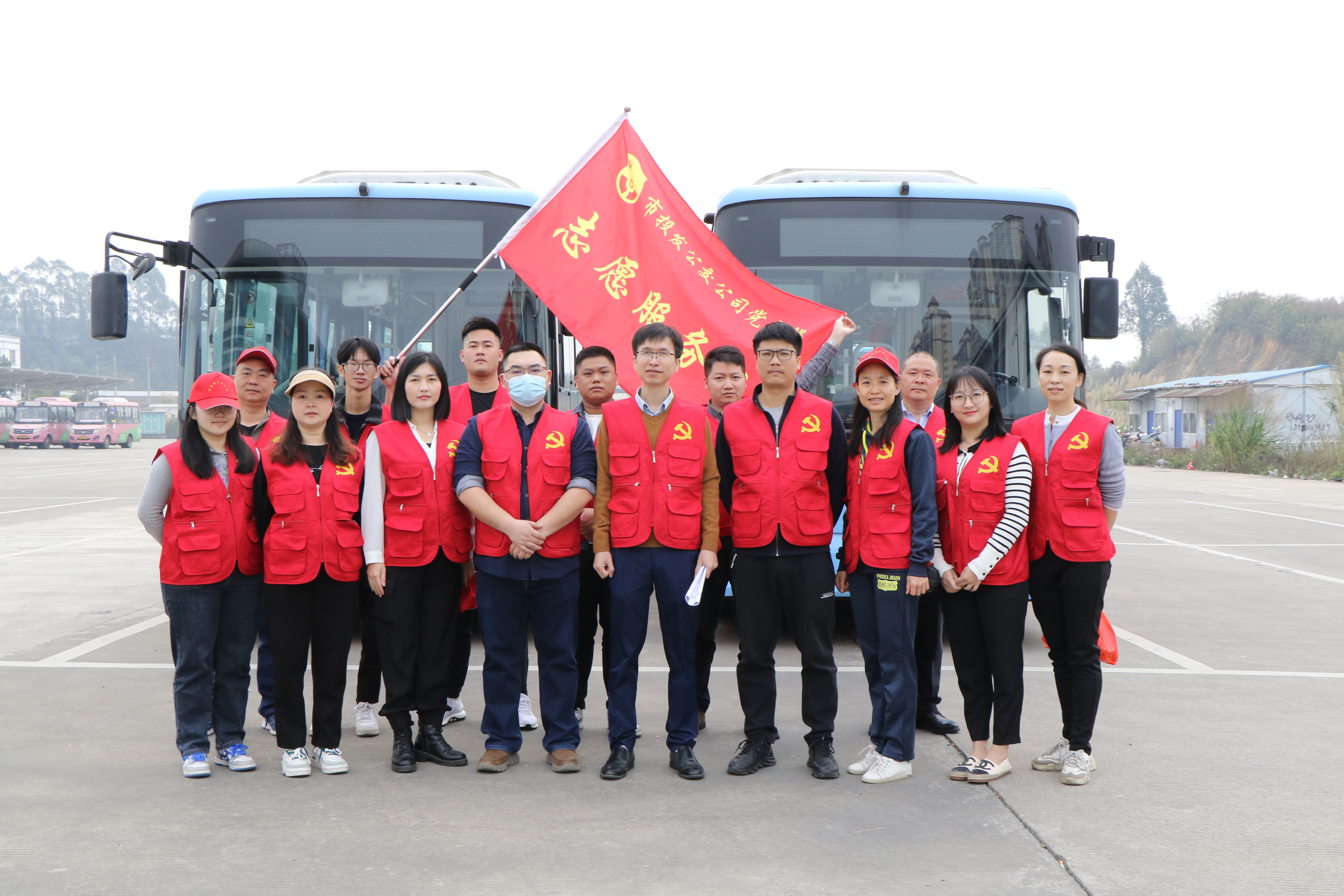 带领支部党员开展志愿服务活动.jpg