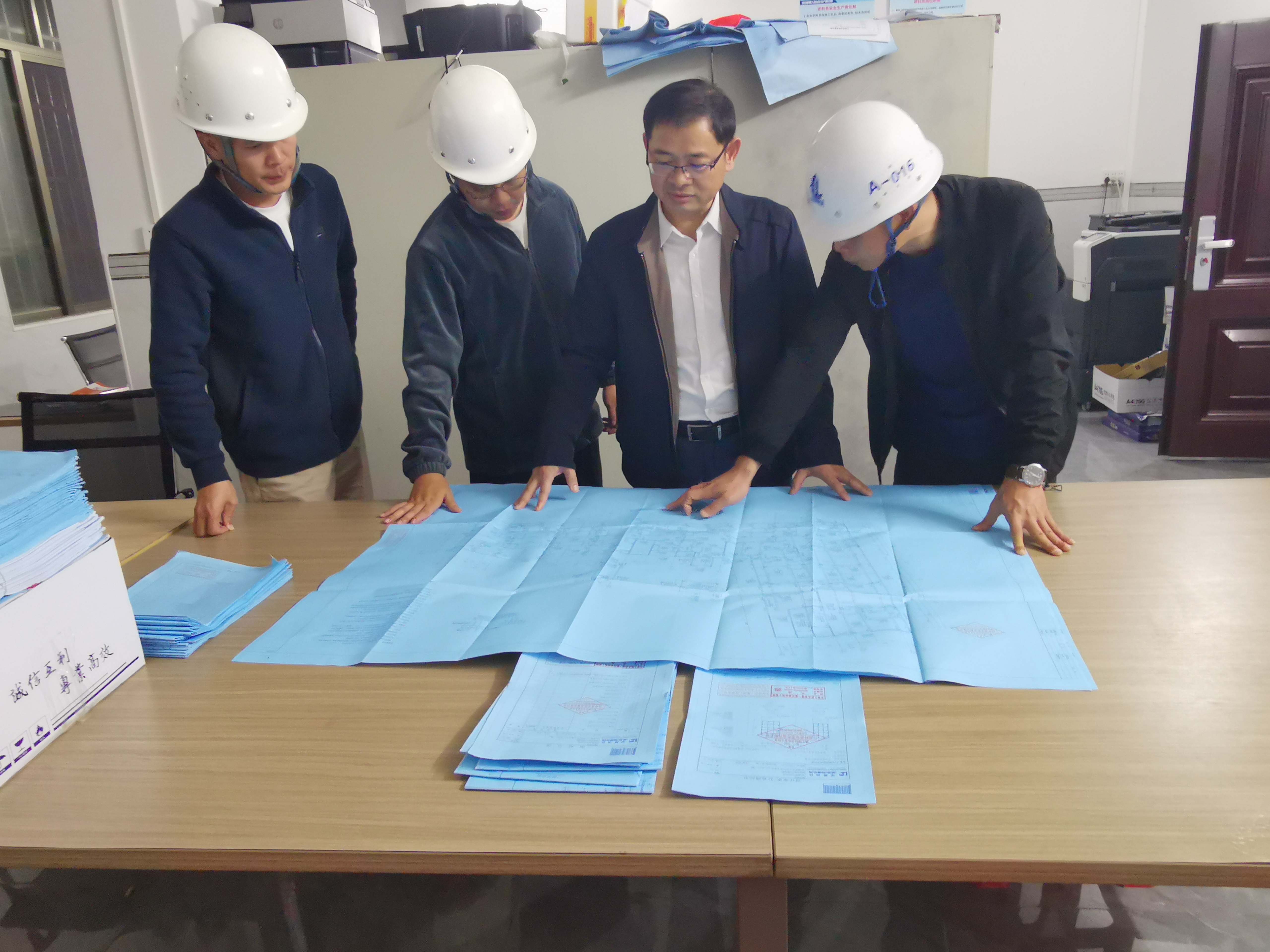 图1:劳剑铭同志深入防城港市示范性养老中心项目一线和参建单位研究设计方案问题.jpg