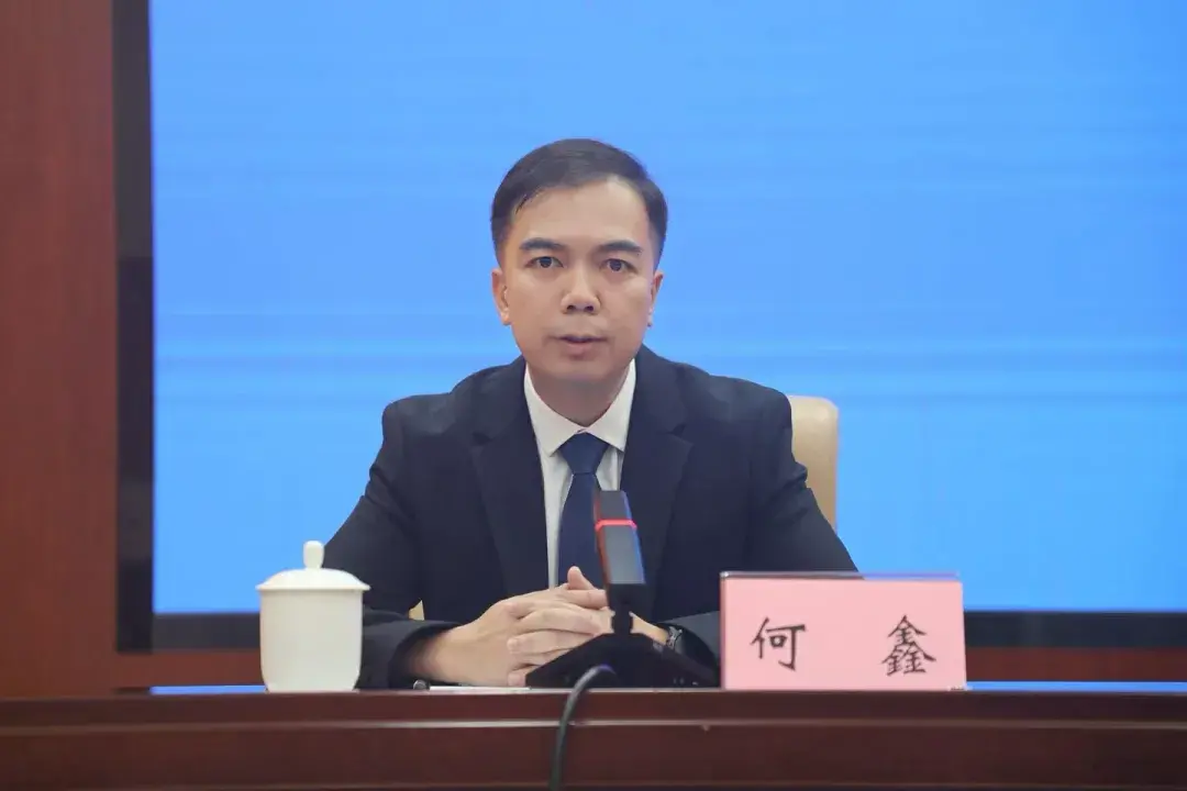 防城港市委宣传部副部长、市政府新闻办公室主任何鑫:.webp