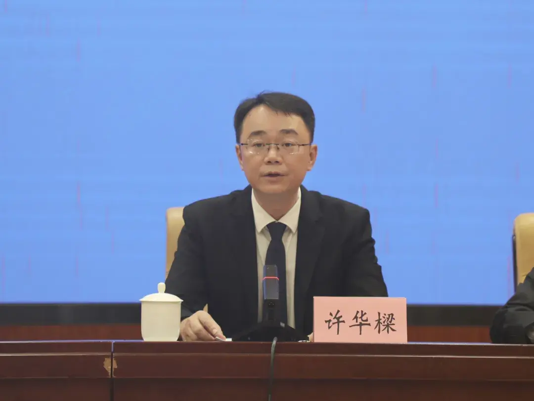 防城港市产业园区改革发展办公室党组书记、常务副主任许华樑:.webp