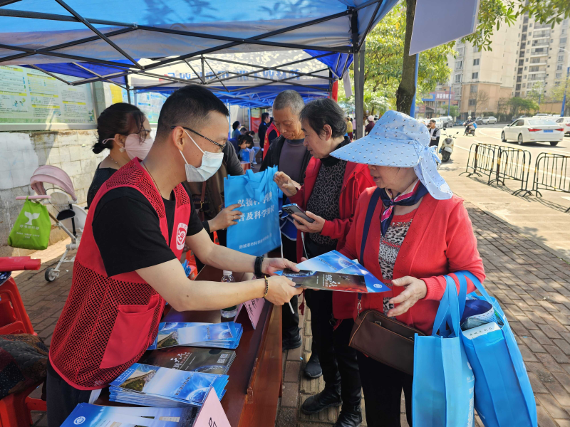 20240305防城港:传承雷锋精神,开展科普志愿活动,点亮科学之光.jpg