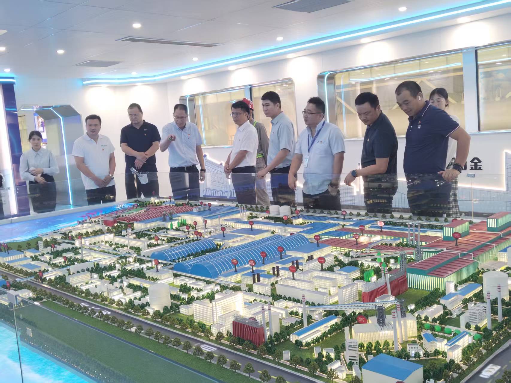 20250725图为参观盛隆冶金公司的现代化生产车间.jpg