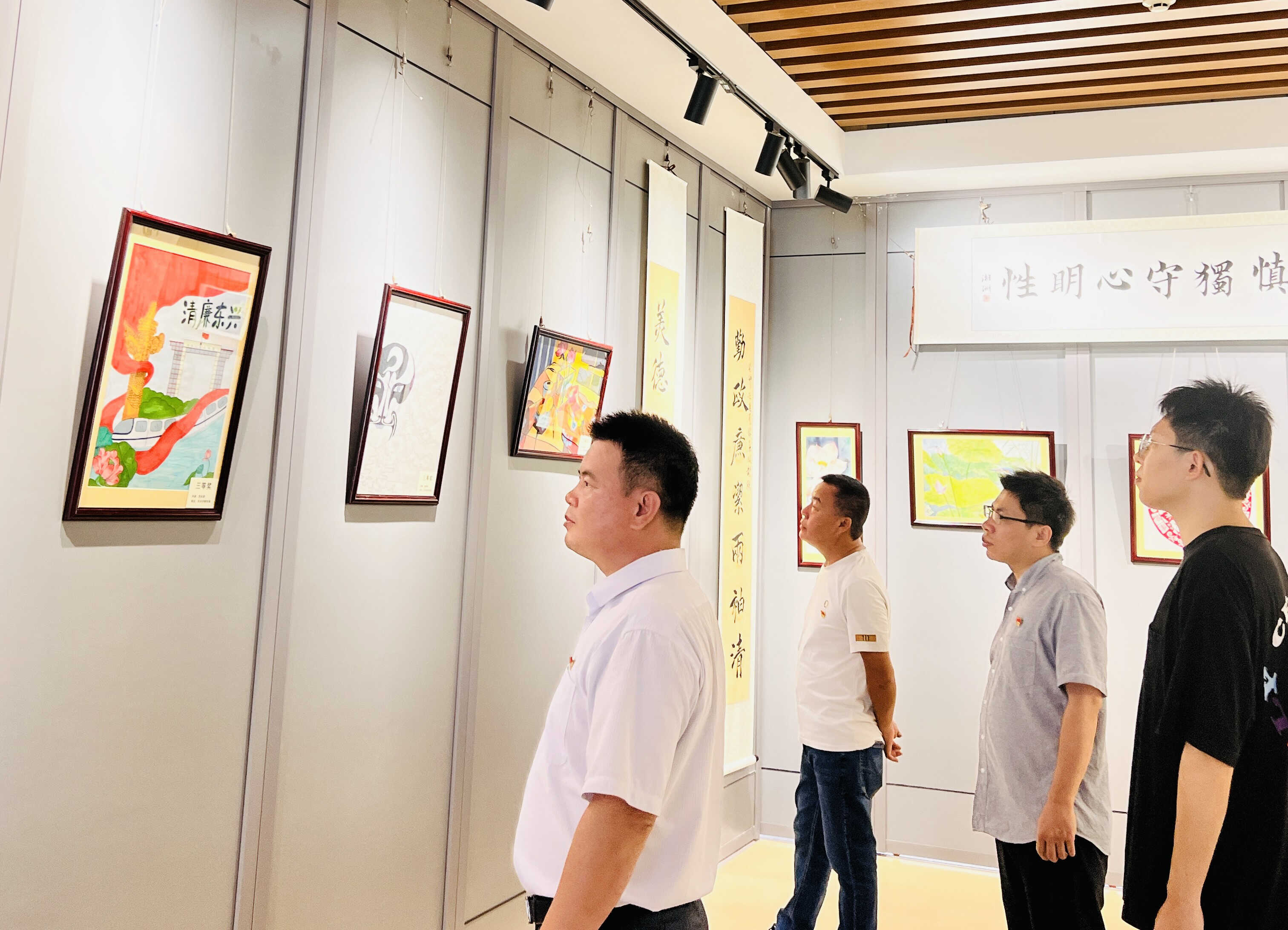 20230721东兴:参观廉政书画展+敲响廉政警示钟修改版.jpg