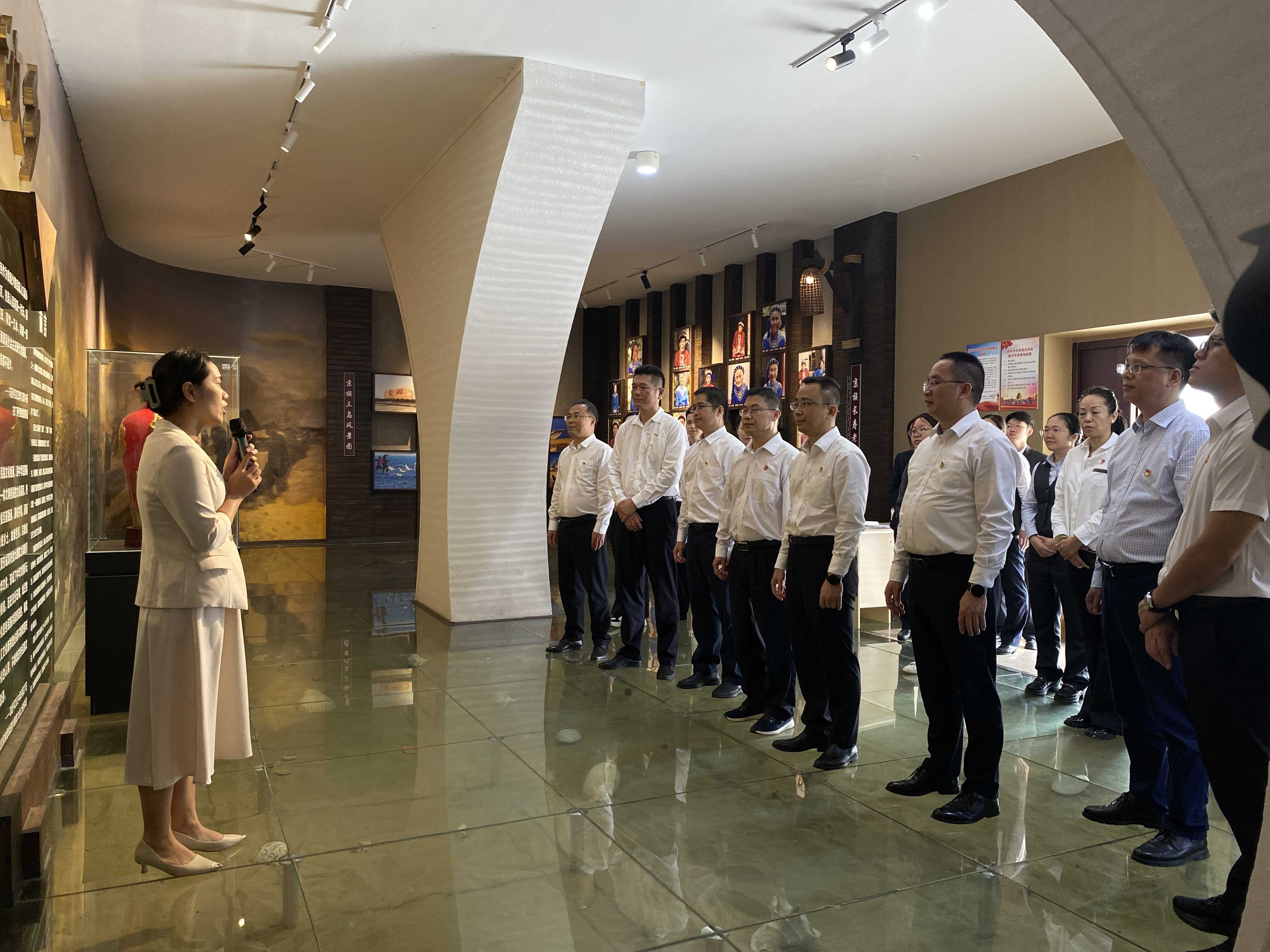 参观京族博物馆.jpg