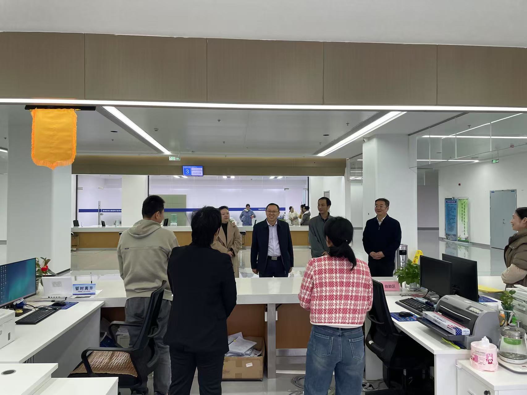 防城港市大数据和行政审批局领导春节后首个工作日看望慰问干部职工.jpg