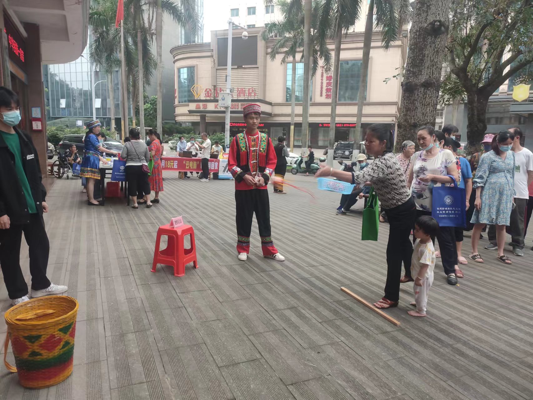 图2 抛绣球活动.jpg