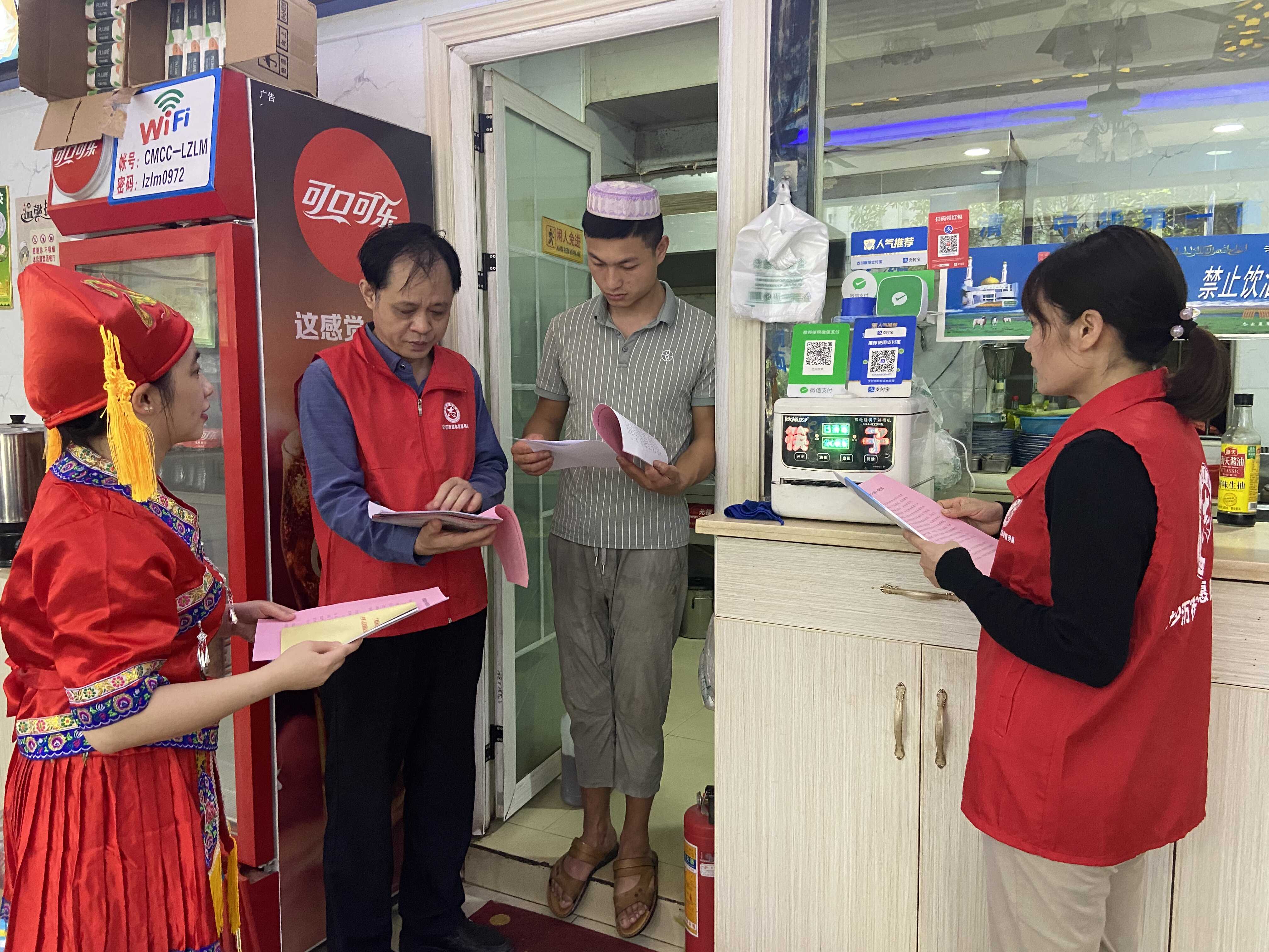 图5 志愿者深入商户开展宣传.jpg
