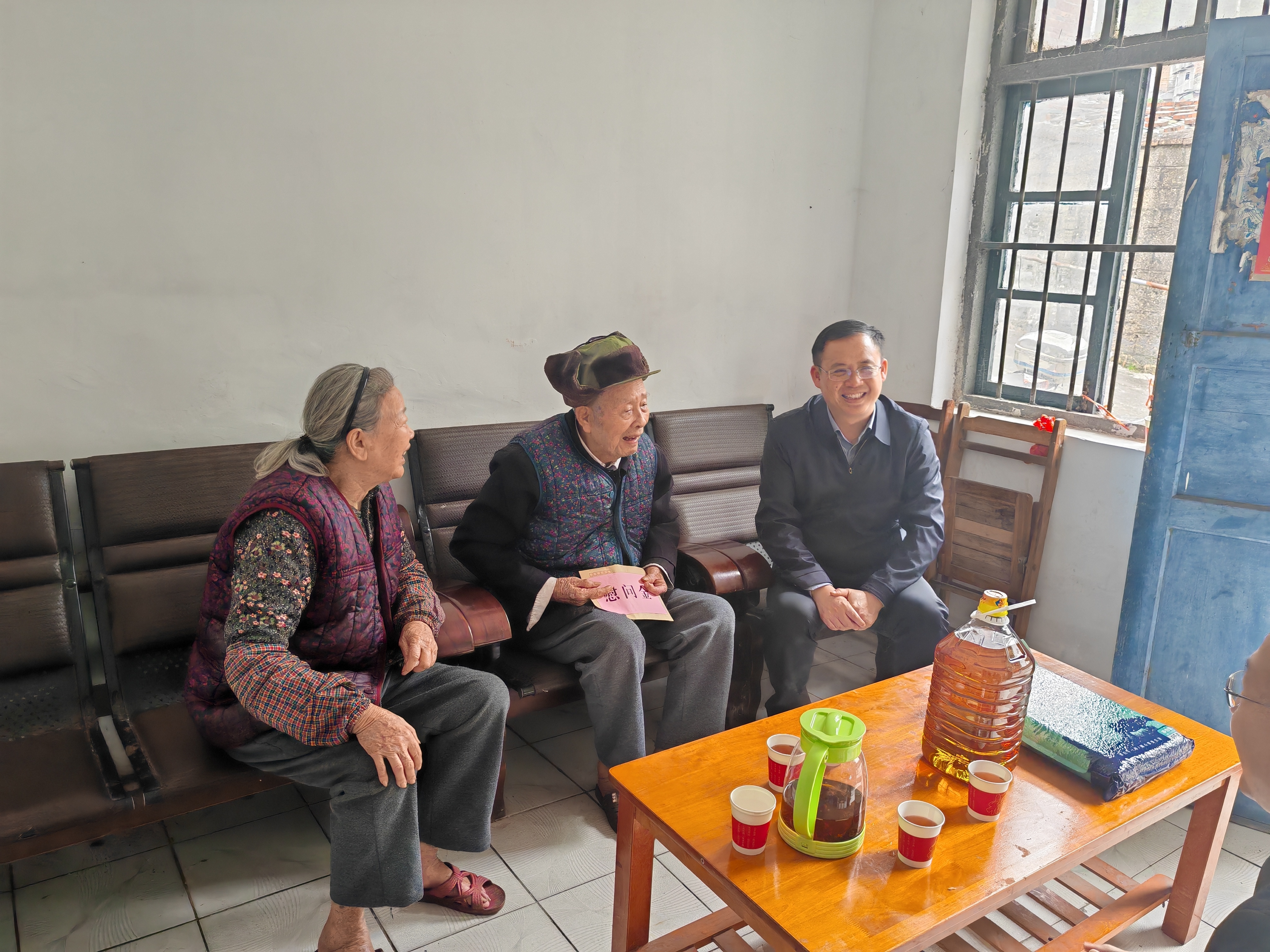 慰问老党员.jpg