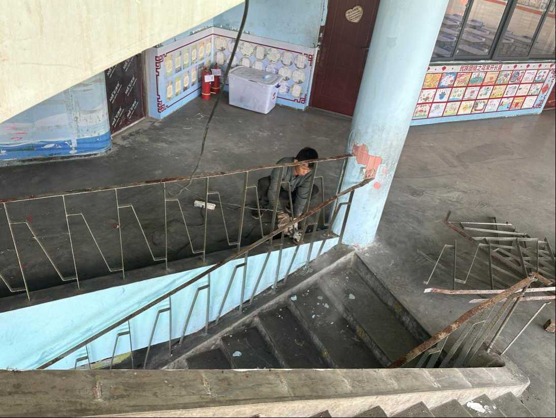 楼梯扶手更换施工现场.png