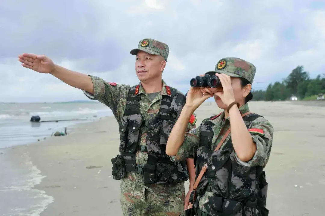 刘华强、杨富丽在海边巡视海面。.webp