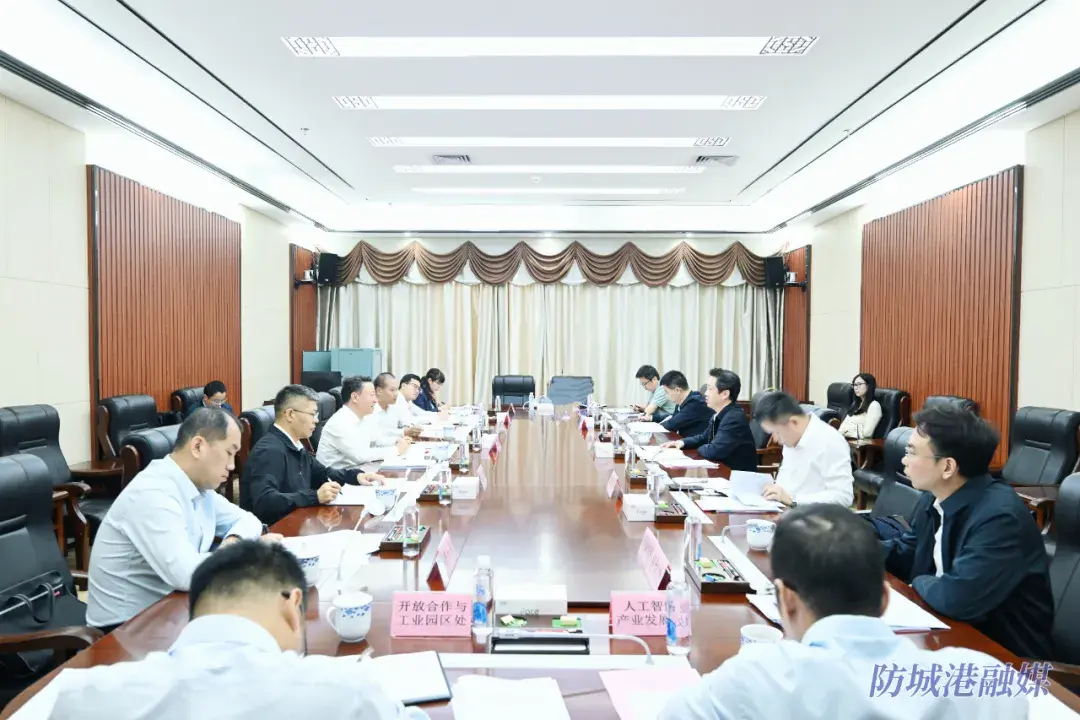 10月22日,市长邱明宏率队赴邕与自治区工业和信息化厅厅长袁煌举行工作会谈。.webp
