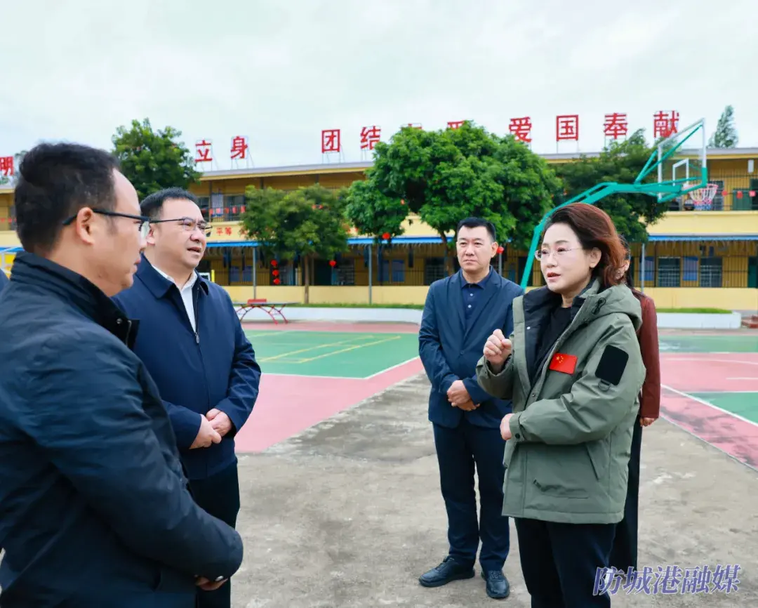 10月23日,市委书记黄江率队调研督导民生项目建设情况。图为黄江在基层学校调研,详细了解学校建设及办学情况。.webp