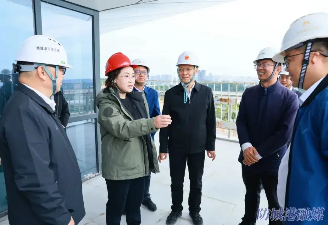 黄江在市工人文化宫调研,详细了解项目建设情况。.webp