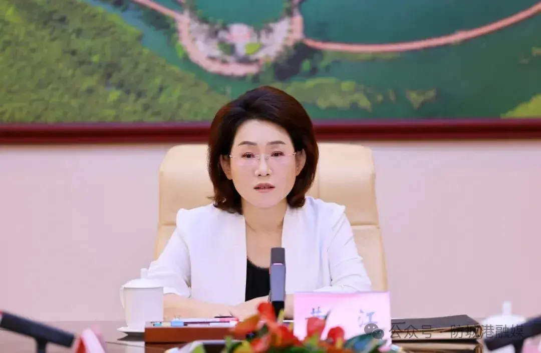 10月13日,市委书记黄江主持召开现代服务业专班工作汇报会。.webp