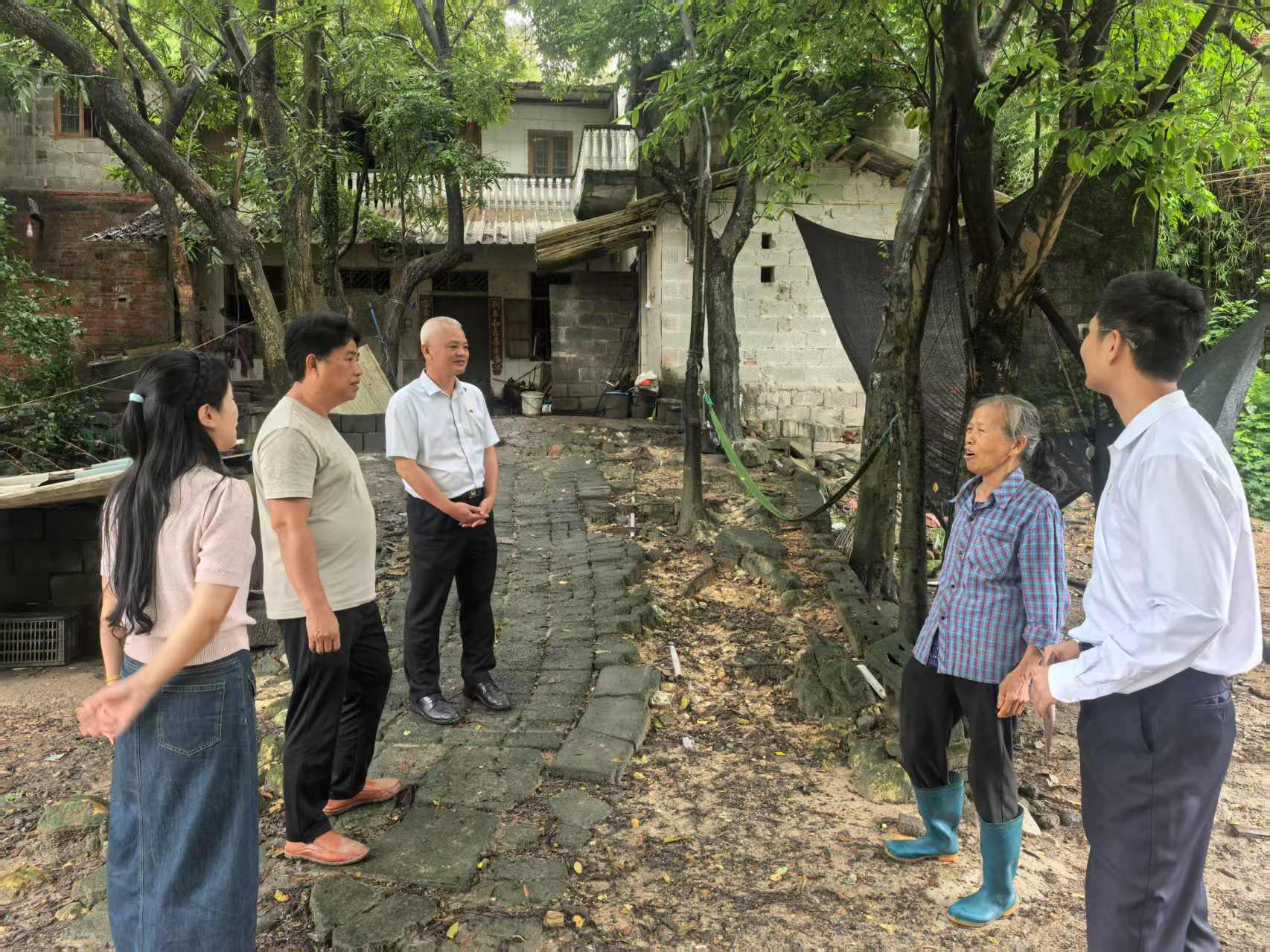 慰问困难老党员.jpg