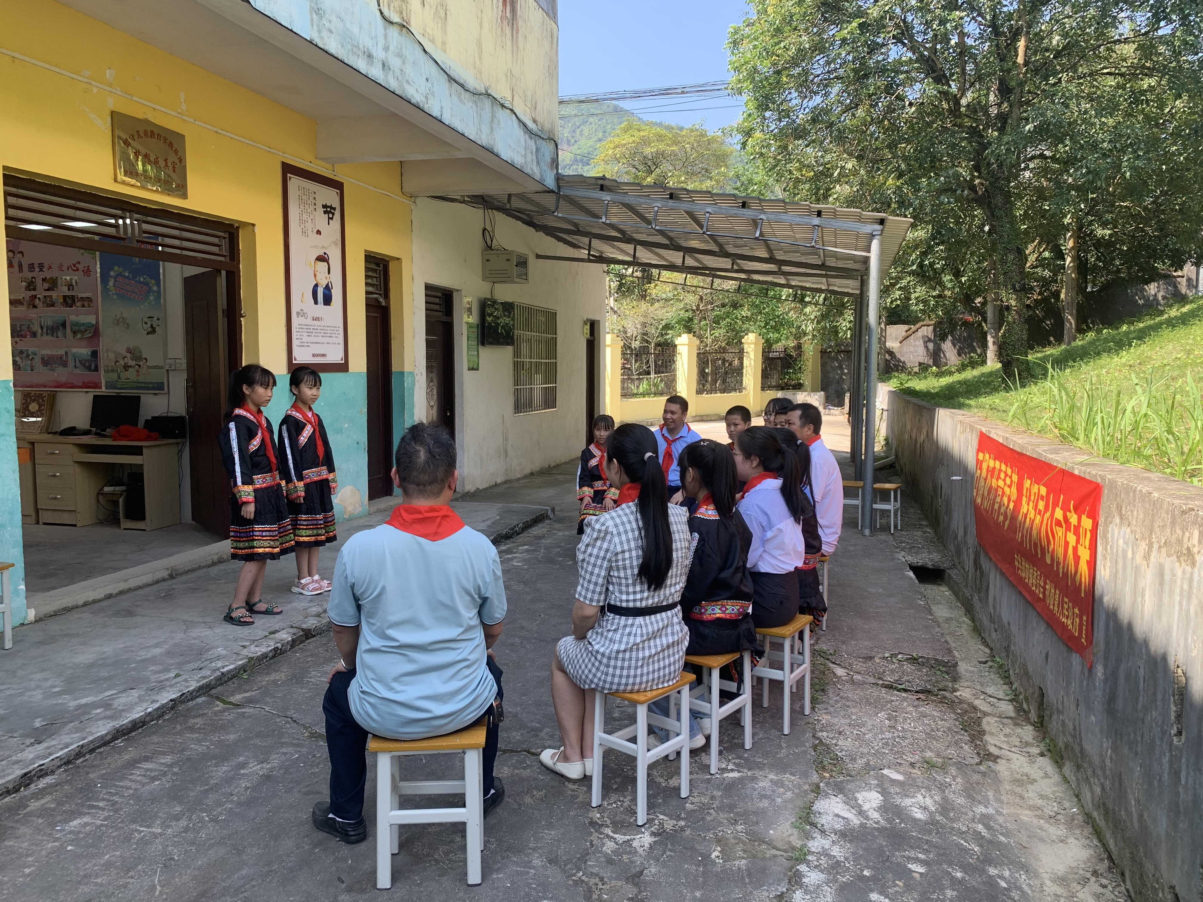 那梭镇开展"民族团结一家亲 大手拉小手庆六一"主题活动