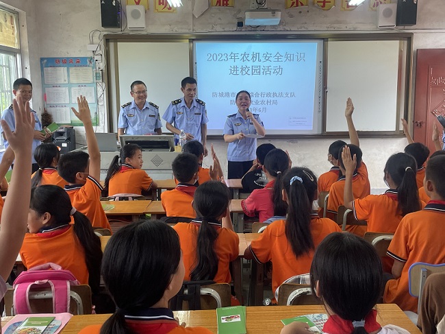 5.农机安全宣传进校园活动.jpg