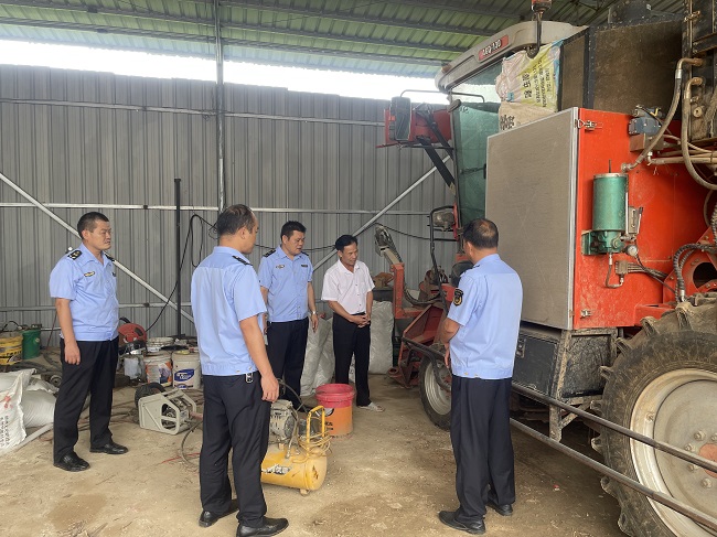 7.农机安全宣传进合作社.jpg