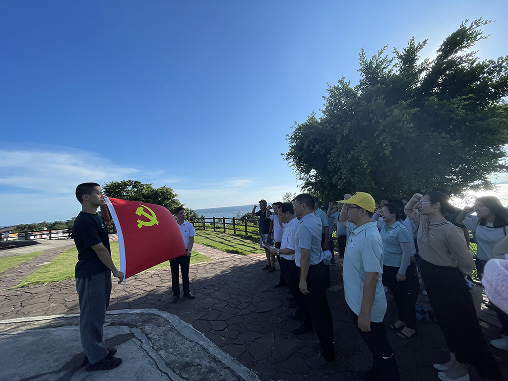 20230714党员们在防城港市白龙古炮台重温入党宣誓1024.jpg