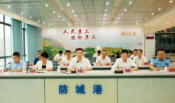 邱明宏在防城港市气象局主持召开现场会 调度部署台风防范应对工作.jpg