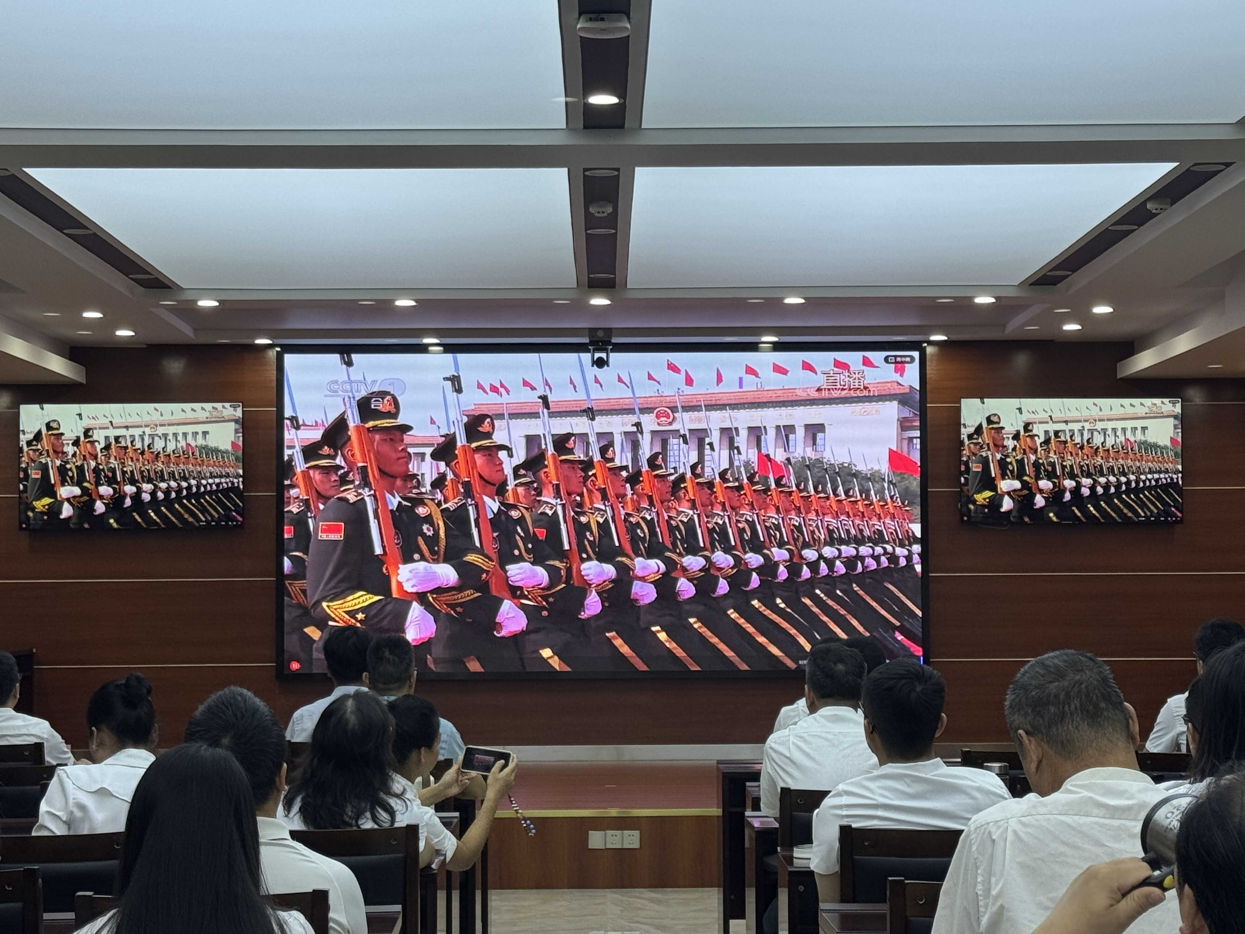 防城港:组织收看纪念抗战胜利80周年大会.jpg