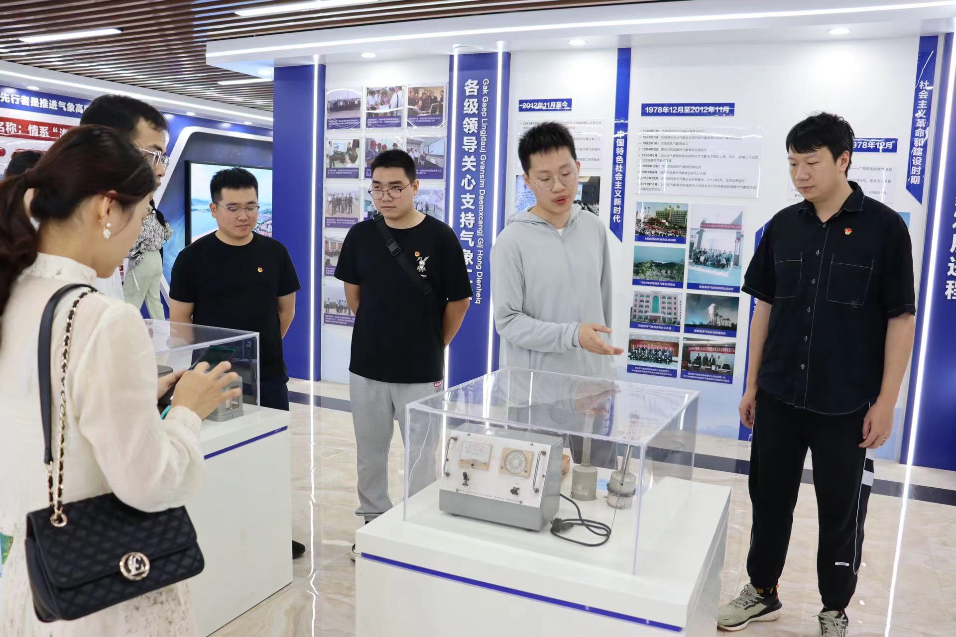 20240514青年们参观气象局科普展馆.jpg