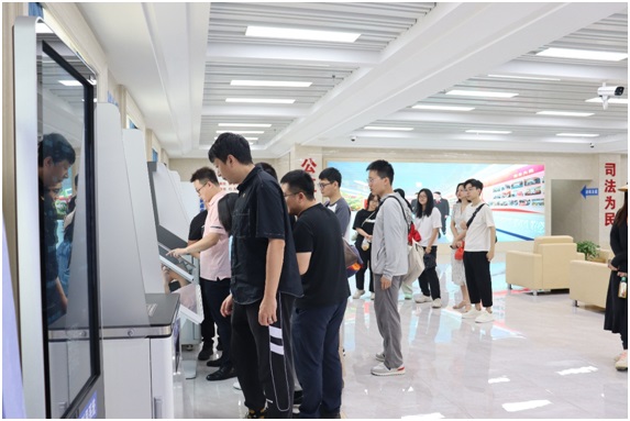 青年们参观了法院的公众维权系统.jpg