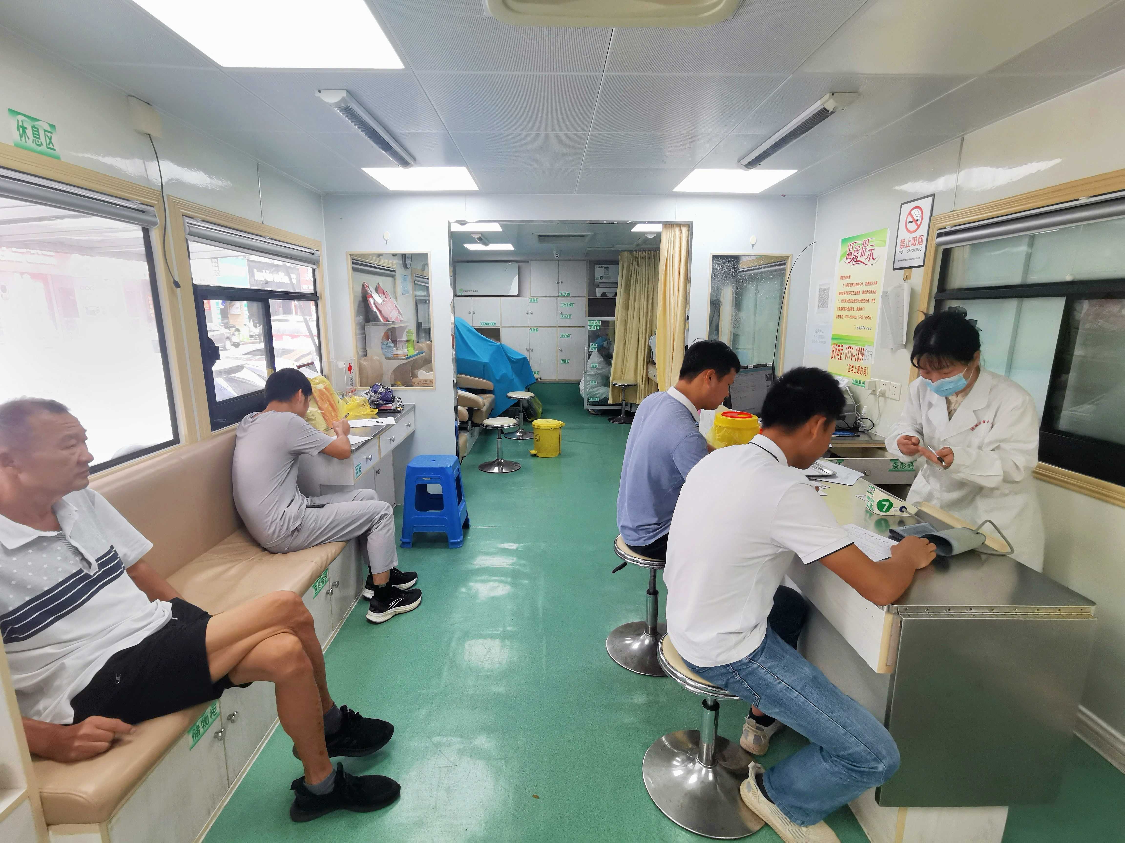 图为职工们进行着登记、体检等程序.jpg