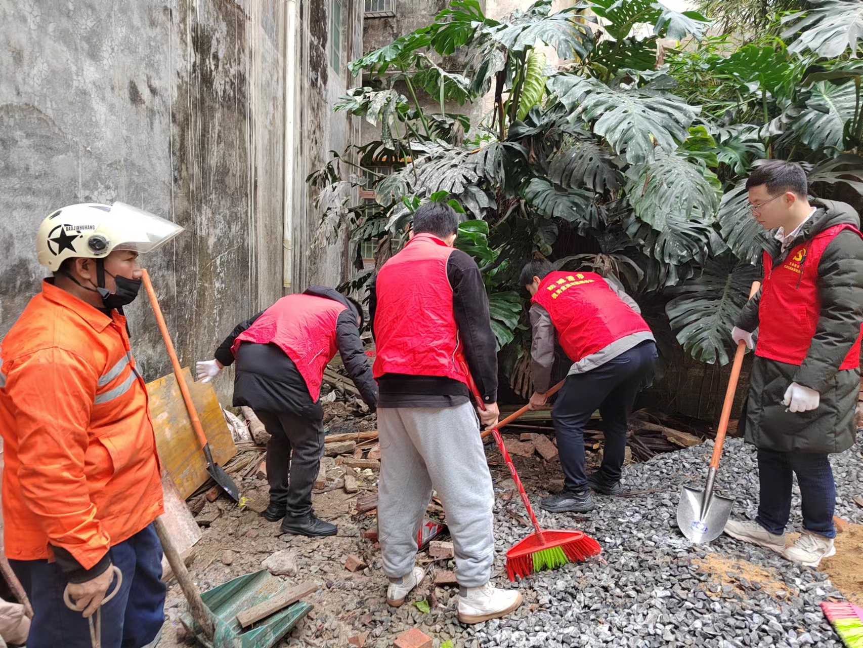 水利局联合市城市管理监督局,市林业局开展"清洁卫生迎新年"环境卫生