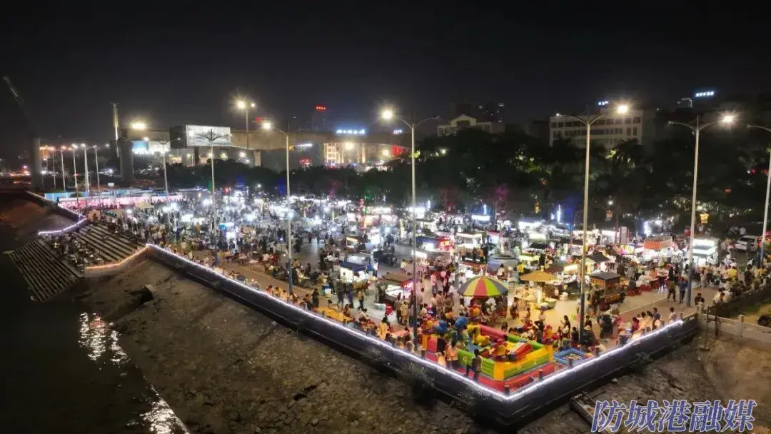 西湾夜市航拍。(资料图).webp
