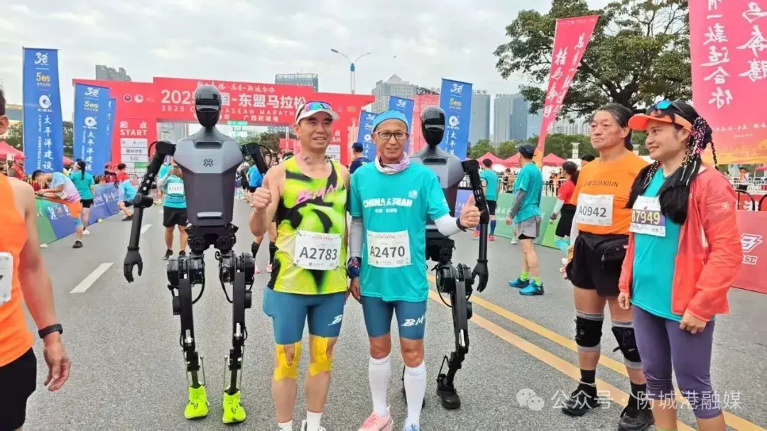 机器人吸引众多跑者目光。.webp