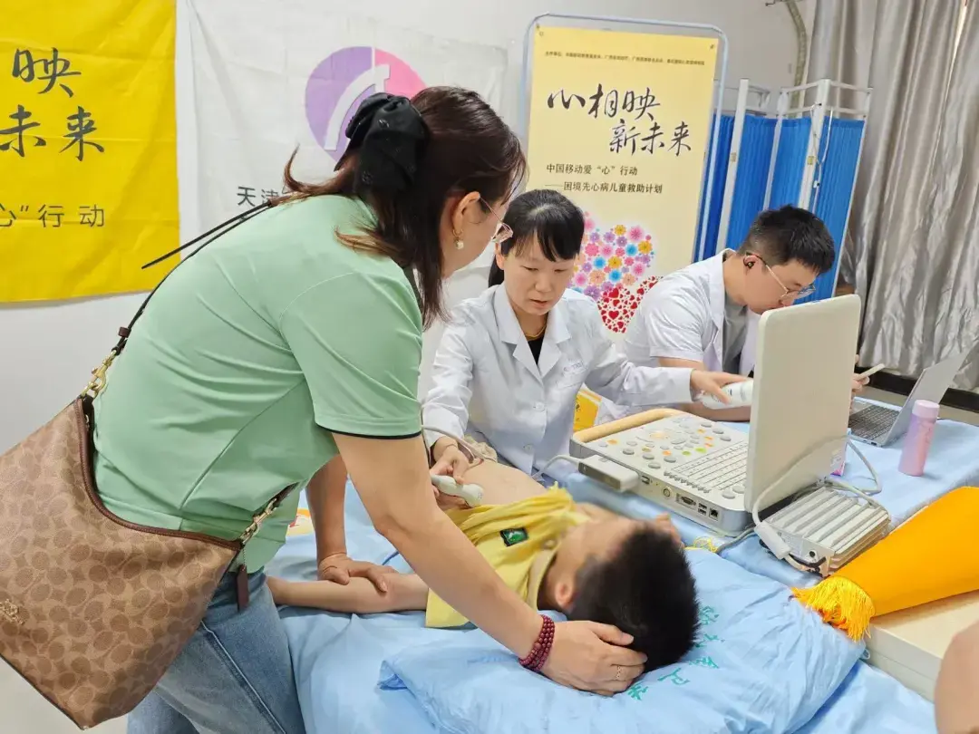 医生为患病儿童进行心脏检查。.webp