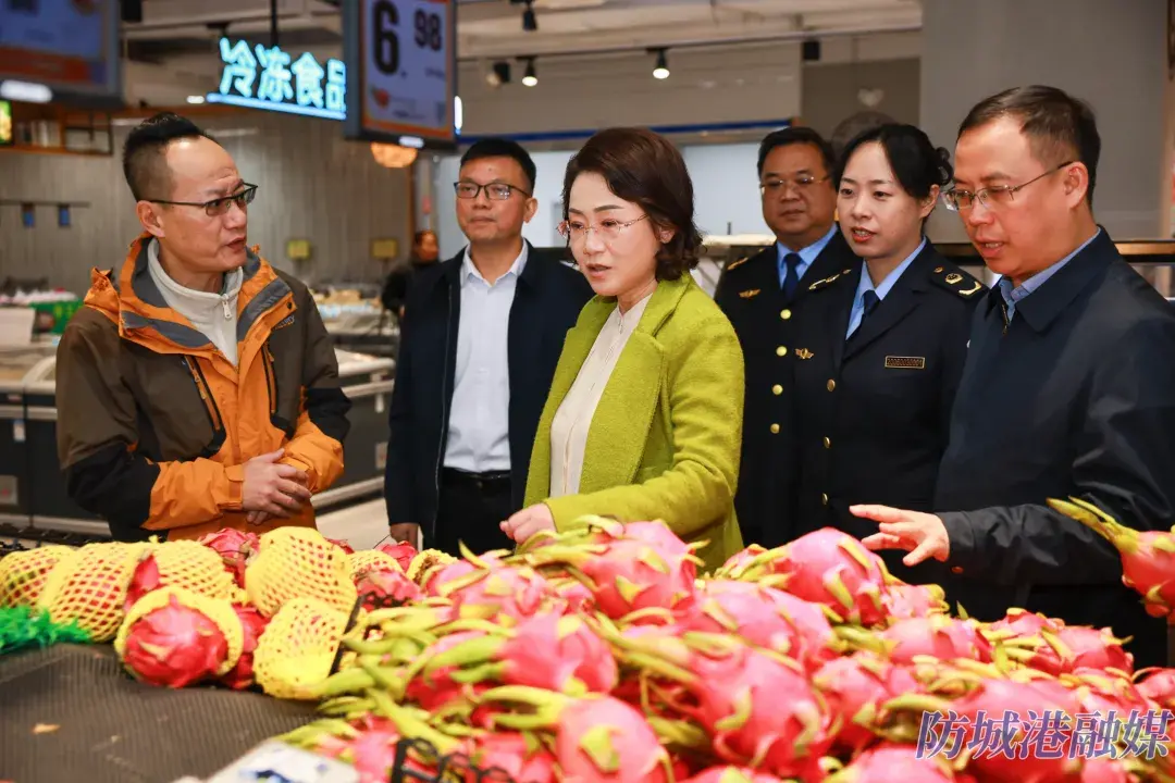 图为黄江在上思县广百家超市,详细了解肉类、蔬菜、水果等产品供应情况,实地检查保供稳价、消防安全措施落实等情况。.webp