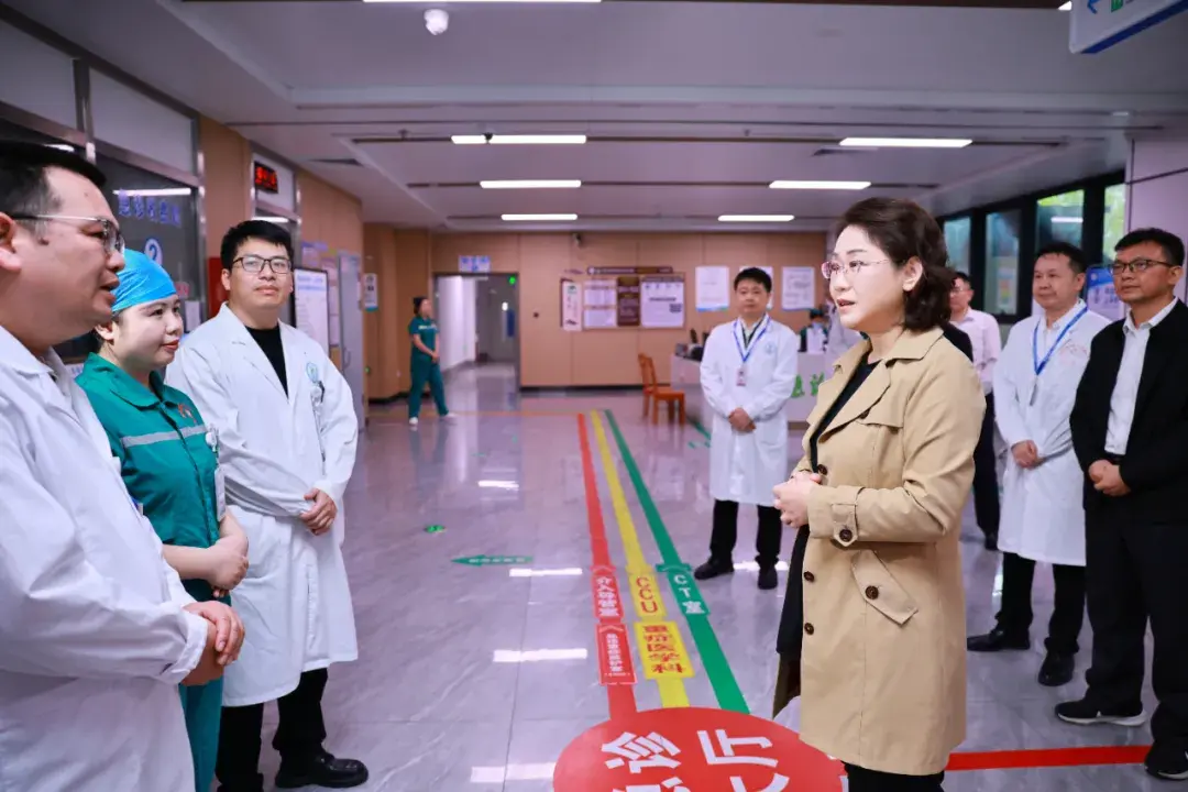 黄江在市第一人民医院(文昌院区),看望慰问值班医生和护士代表,并调研相关工作。.webp